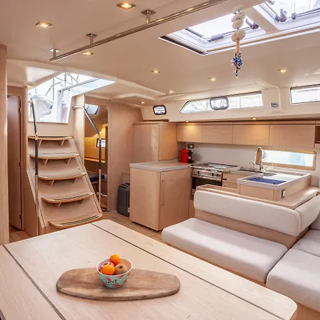 Yacht Psari *