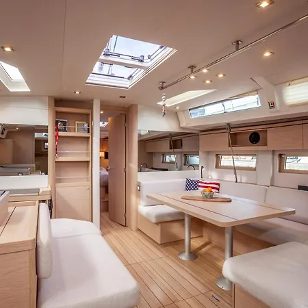 Yacht Psari * Soluň